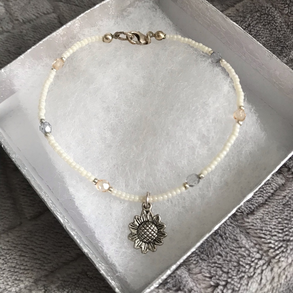 🪞Sunflower charm beaded anklet